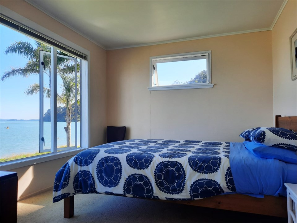 Master Bedroom - Queen Bed