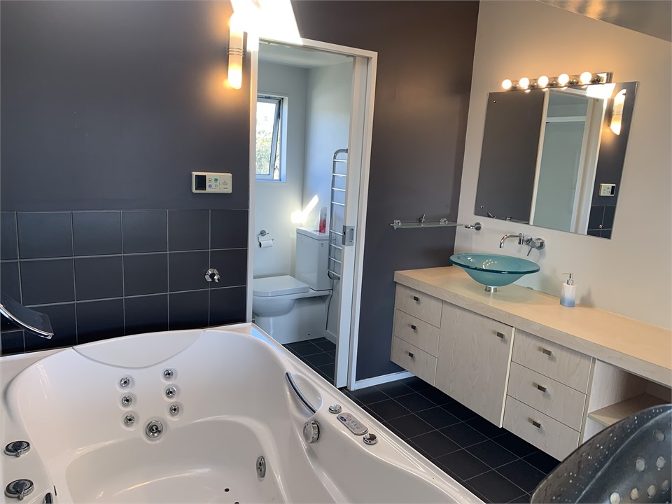 Top floor ensuite bathroom