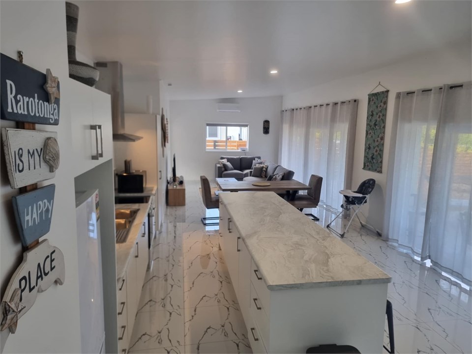 Open plan kitchen/dining/living