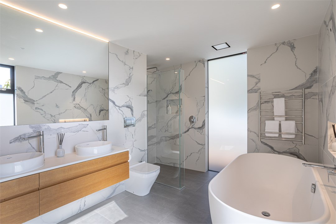 Large master ensuite with separate tub & shower