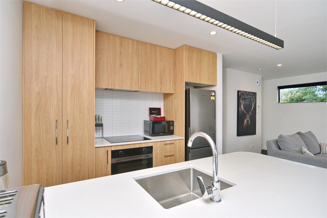 Fully equipped Kitchen area with seats at the benc