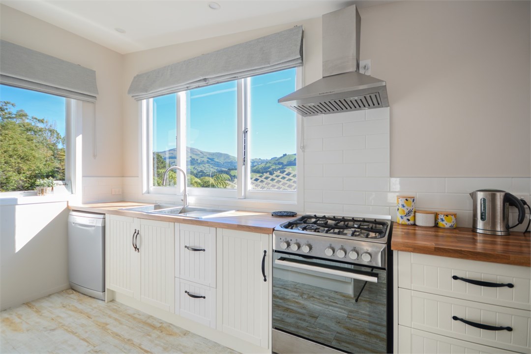 Fully equipped Kitchen area with seats