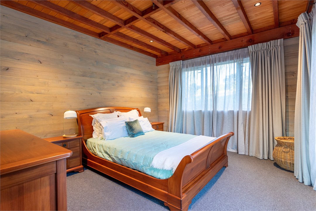 Queen bedroom downstairs