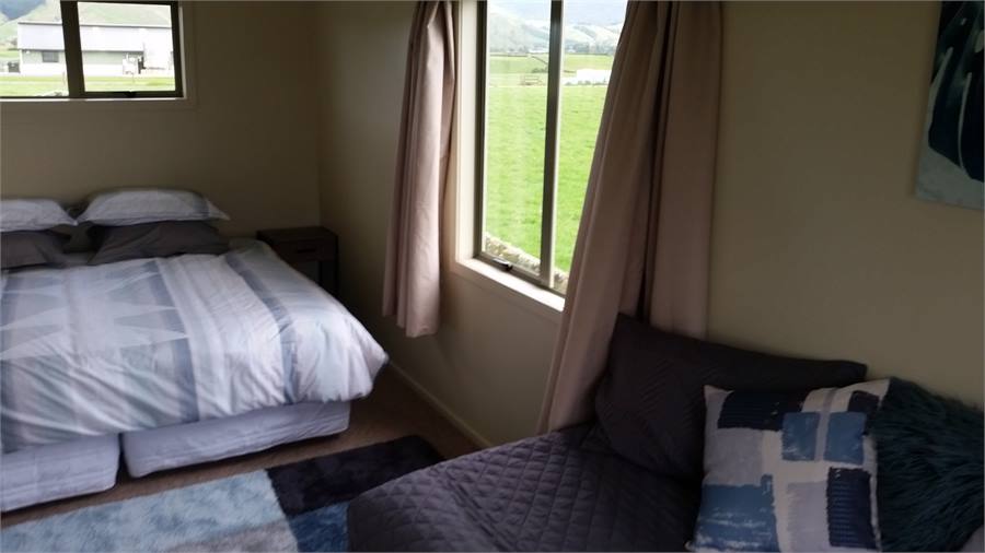 Bedroom 2 Option:King plus 1 single