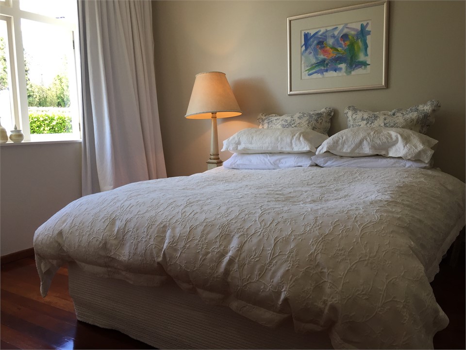 Queens bed in main bedroom