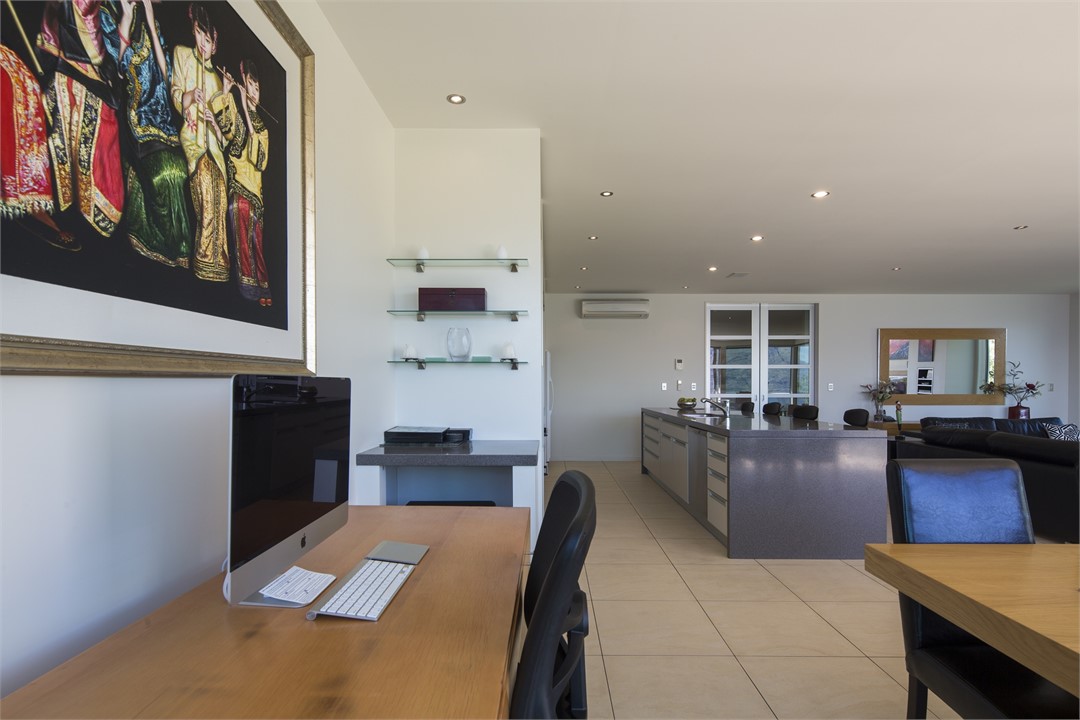 Mac computer, printer, free WiFi