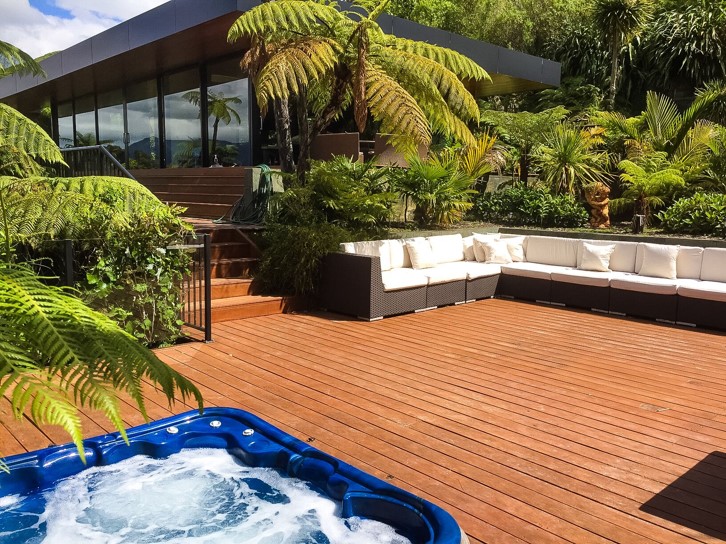 Sunken garden with spa pool