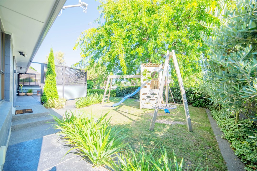 FRONT GARDEN & PLAYGROUND Perfect for a family sta
