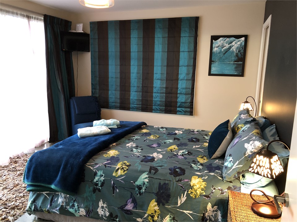 Bedroom 1 with beautiful views,tv (Queen bed)