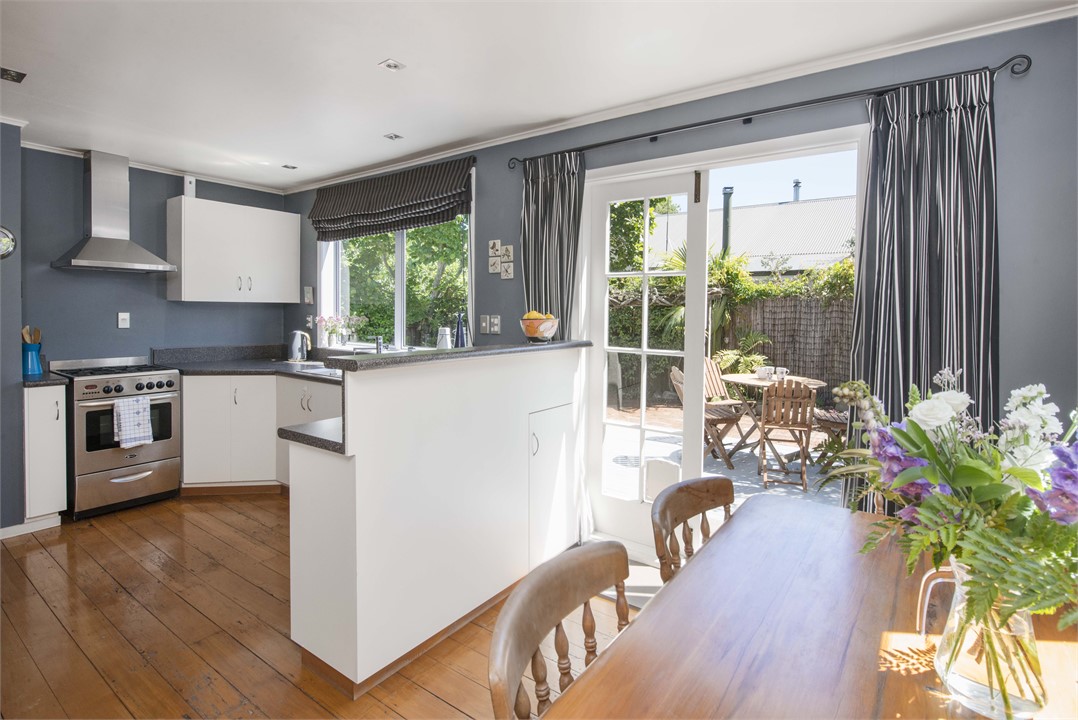 Open kitchen & dining area