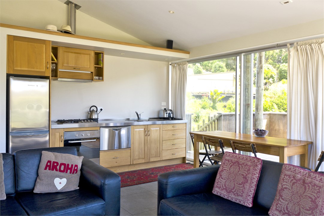 Airy open space lounge and well equipped kitchen o