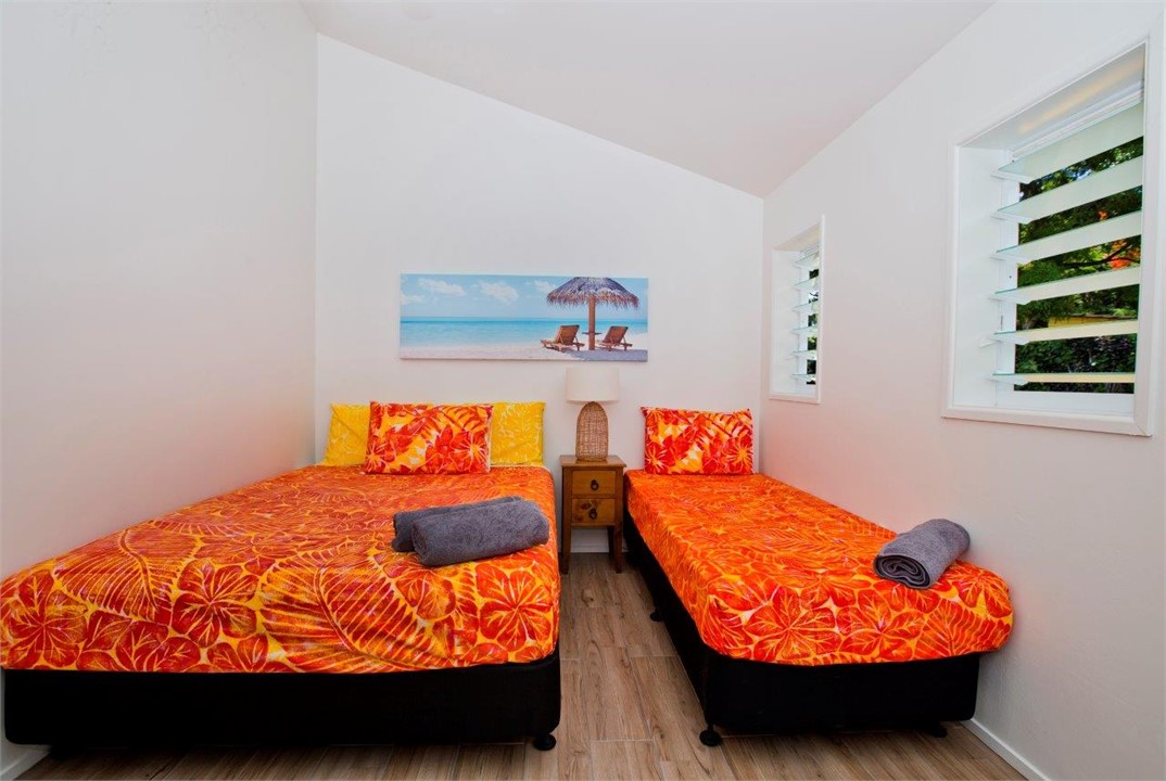 Bedroom 3, 1x queen 1x king single bed, ceiling fa