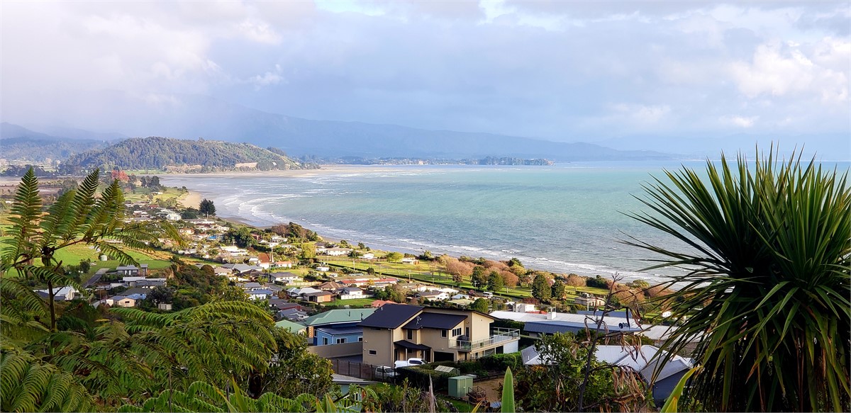 Look out over Pohara Beach