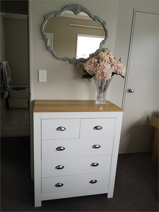 Upsatiars Bedroom dresser