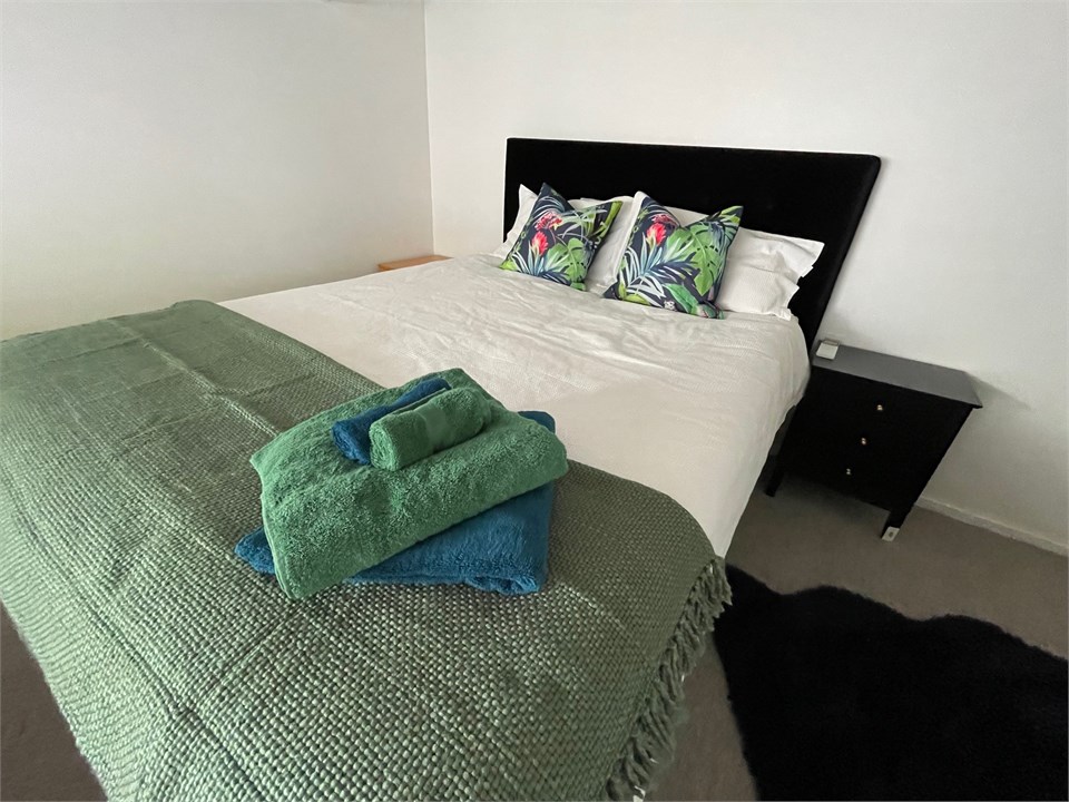 Queen bedroom Downstairs