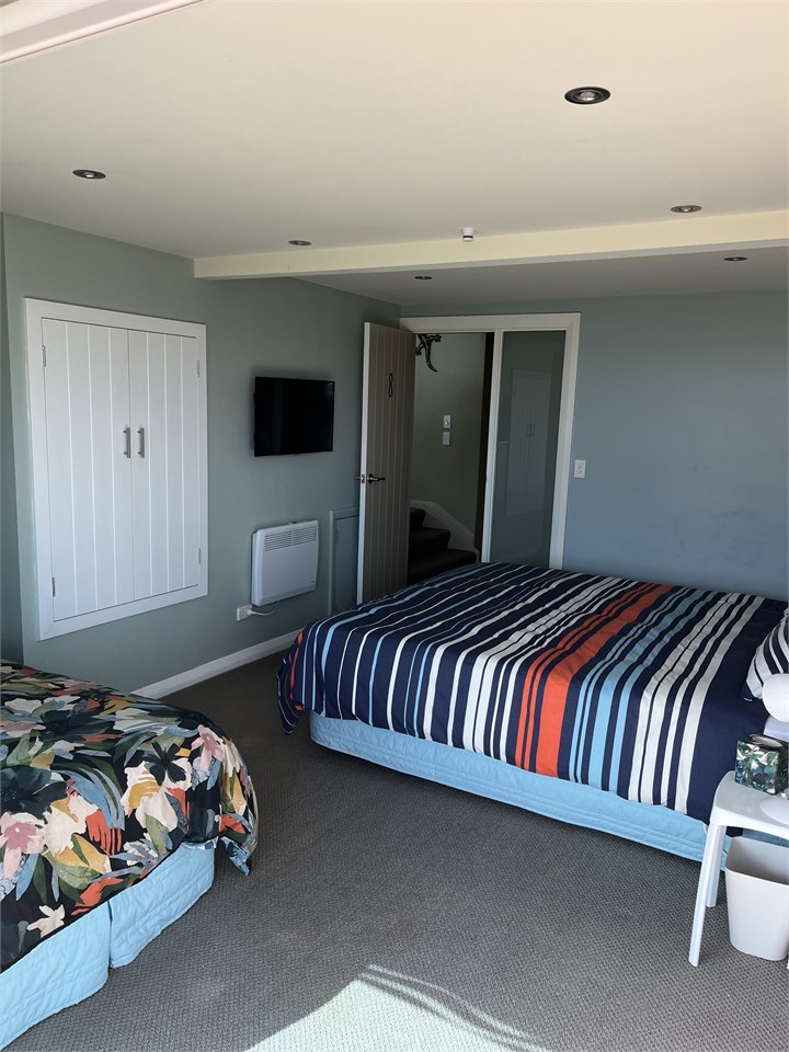 Bedroom 8: splitable superking + long single