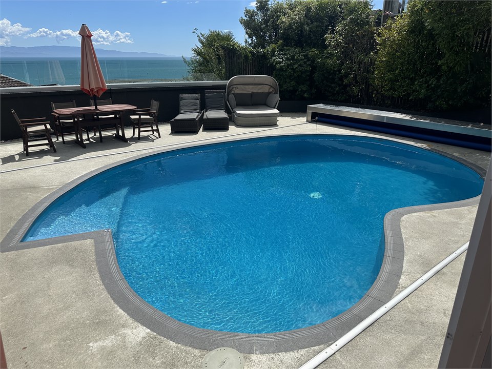 Private pool heated October to April