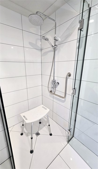 Main bathroom shower with grab rails and accessibi