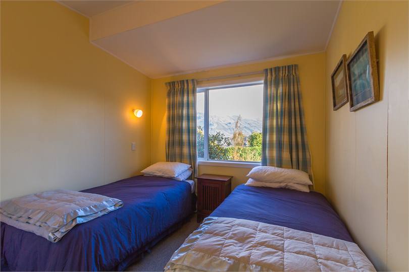 Studio bedroom with 2 single beds