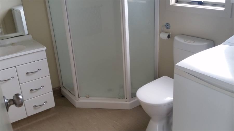 Bathroom (with washing machine)