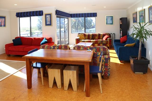 dining area with lounge area