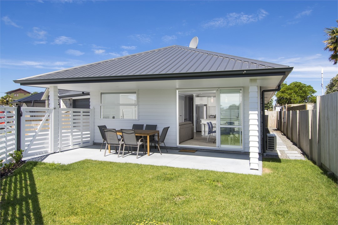 Modern Home Moments From Beach Papamoa Beach House for rent Holiday