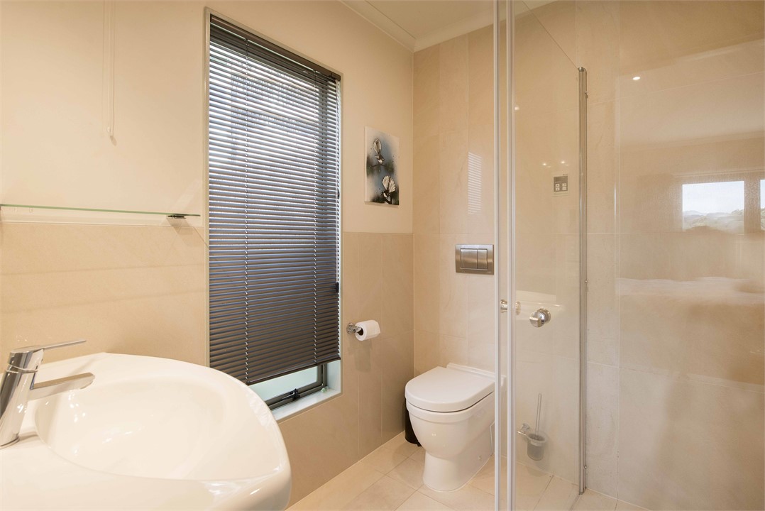 Master ensuite bathroom