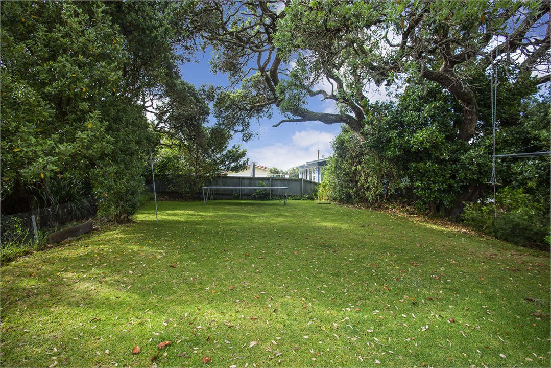 Lots of room for the kids to play, with trampoline