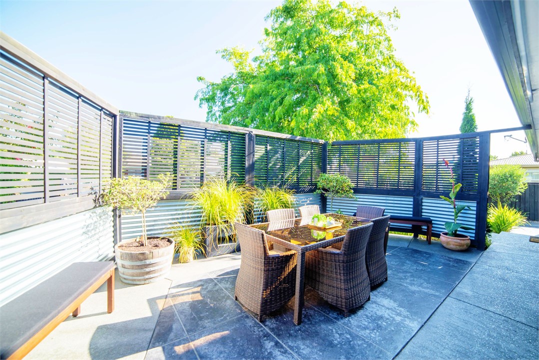 FRONT PATIO AREA Keep an eye on the kids playing o