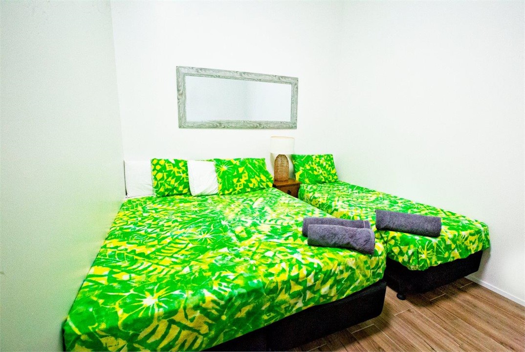 Bedroom 2, 1x queen 1x king single bed, ceiling fa