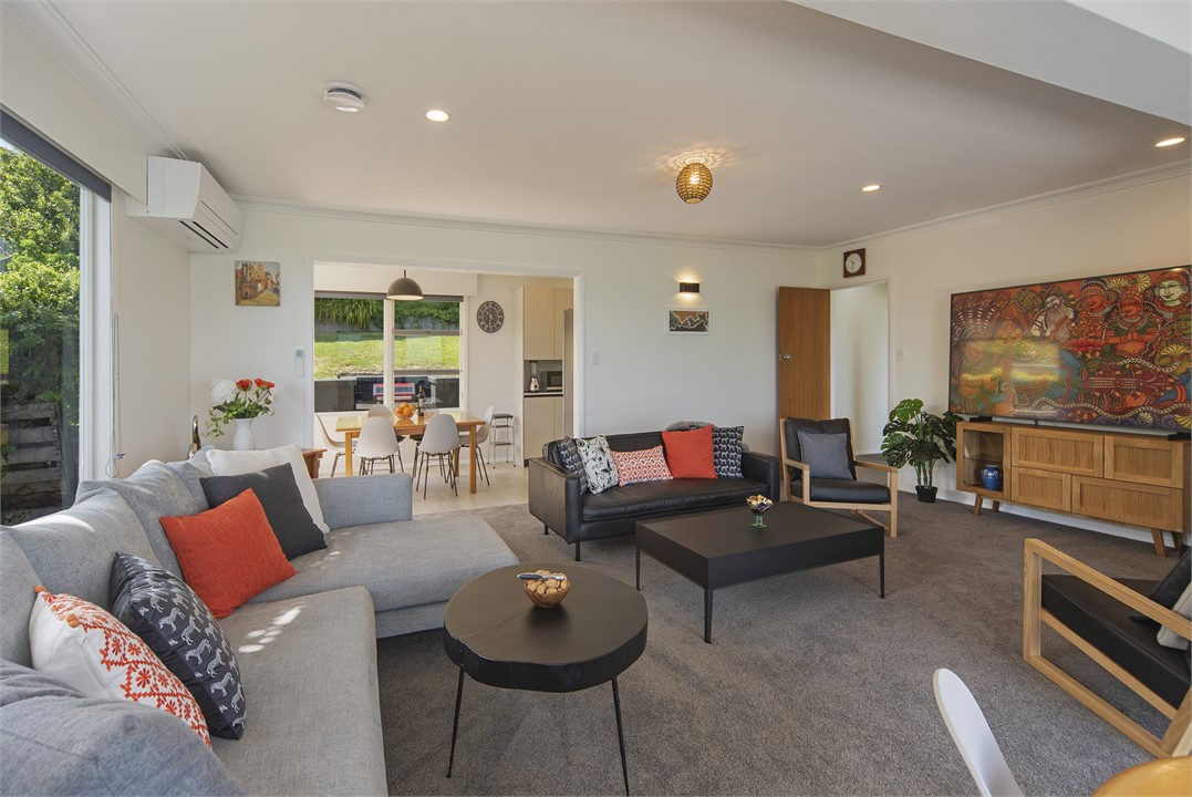 Large screen hi-spec SmartTV for Netflix & More