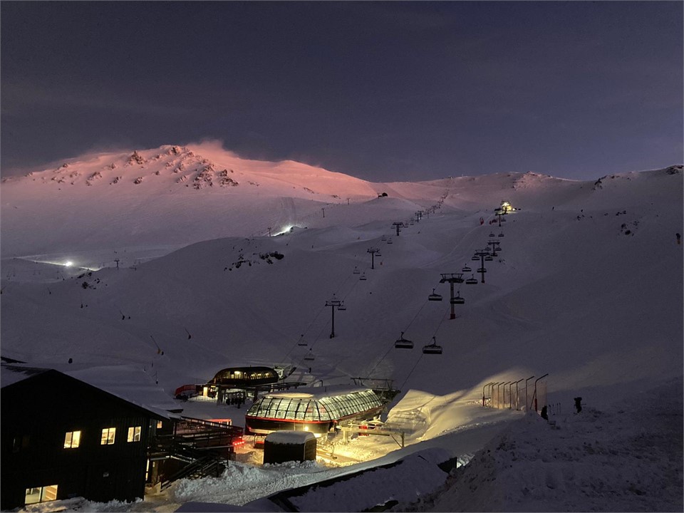 Arriving in time for first tracks