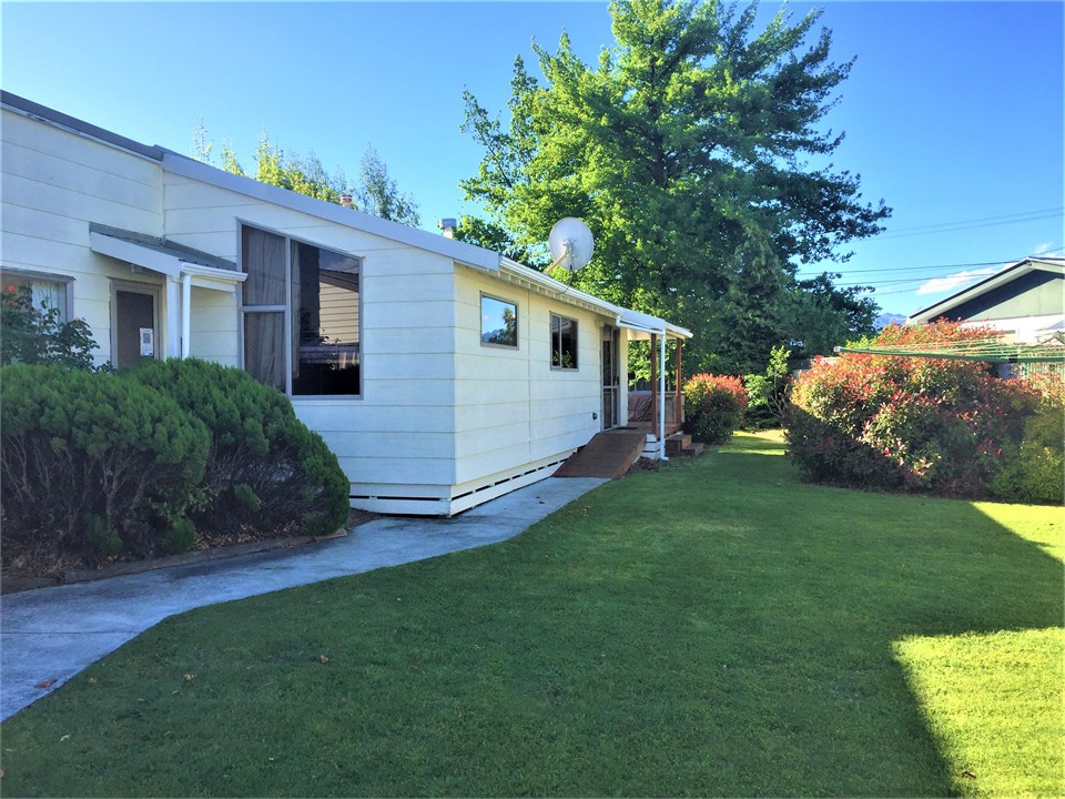 Front garden with a washing line