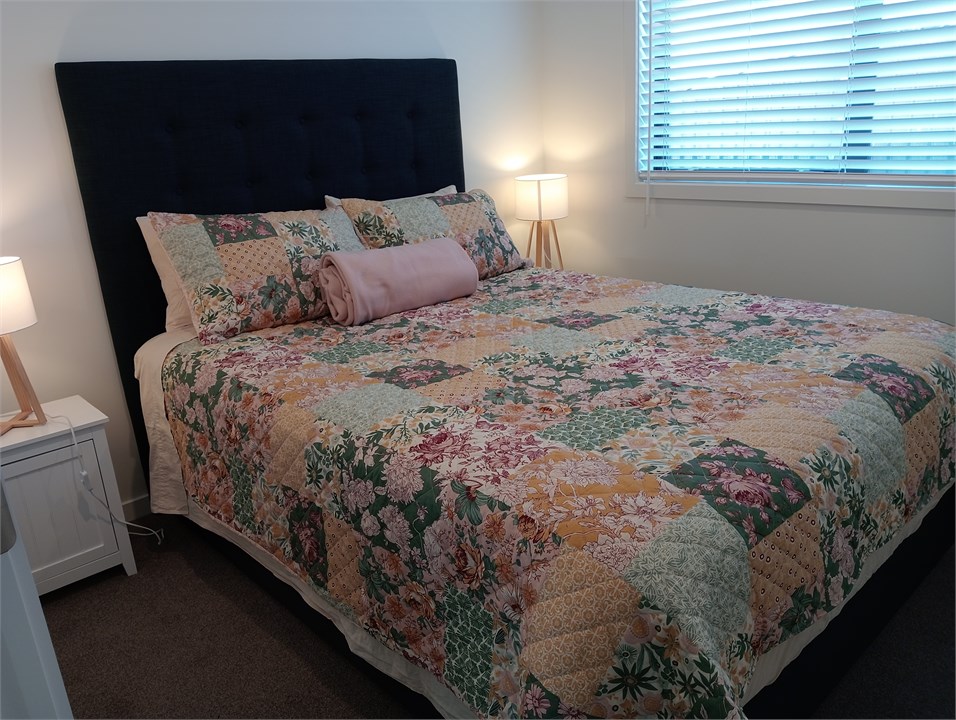 Bedroom (x1 Queen bed)