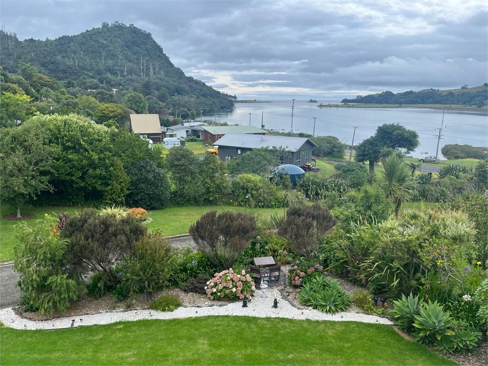 Lovely shell garden with seating