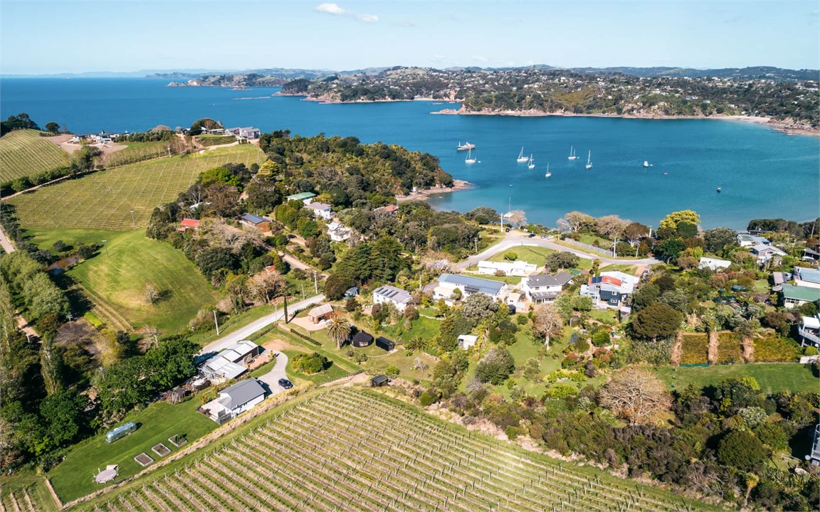 Grape Shed Cottage, a short stroll to Oneroa Bay
