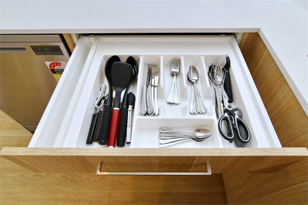 Fully equipped Kitchen area with seats at the benc