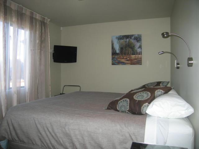 Superking/twin bed with bathroom