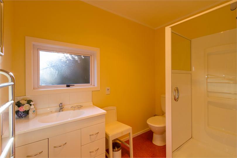 Studio bathroom 