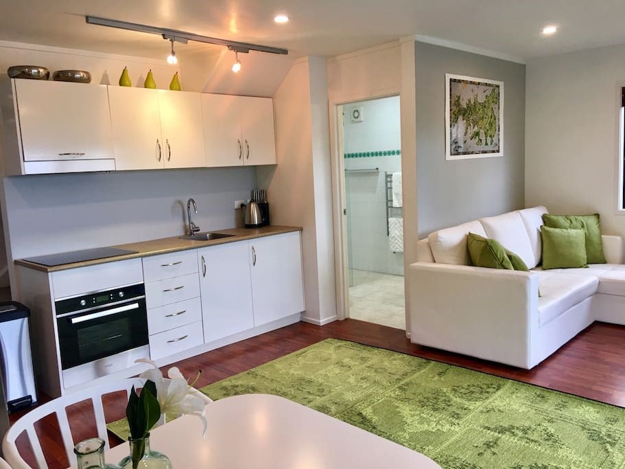 FULL KITCHEN, OPEN PLAN LOUNGE AND DINING