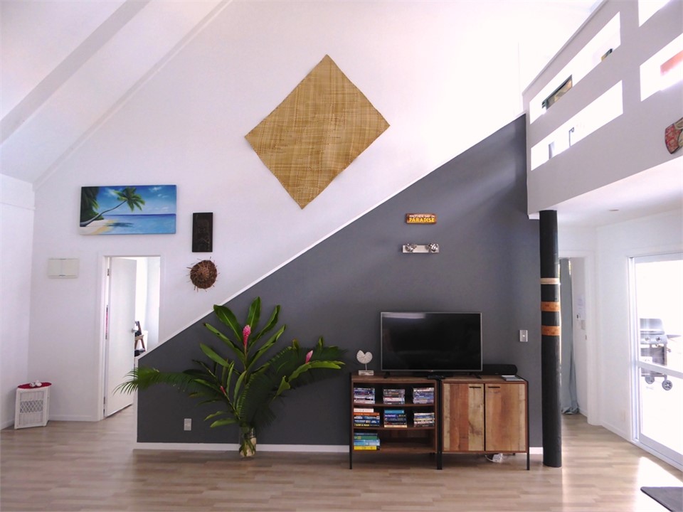 stair case leading to the upstairs 2nd bdrm