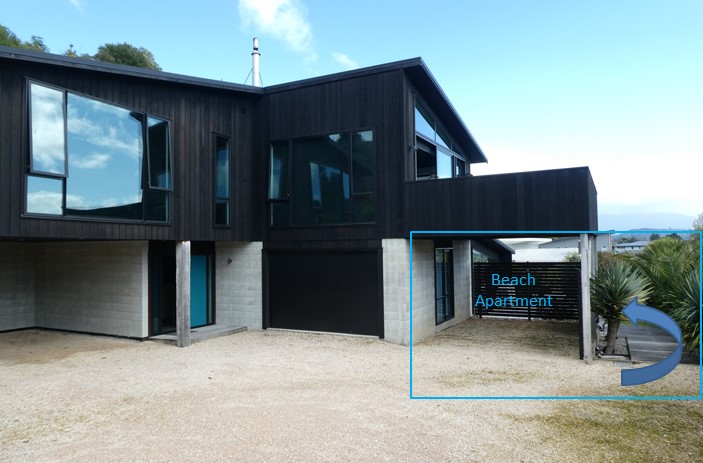 Carport and access to the apartment