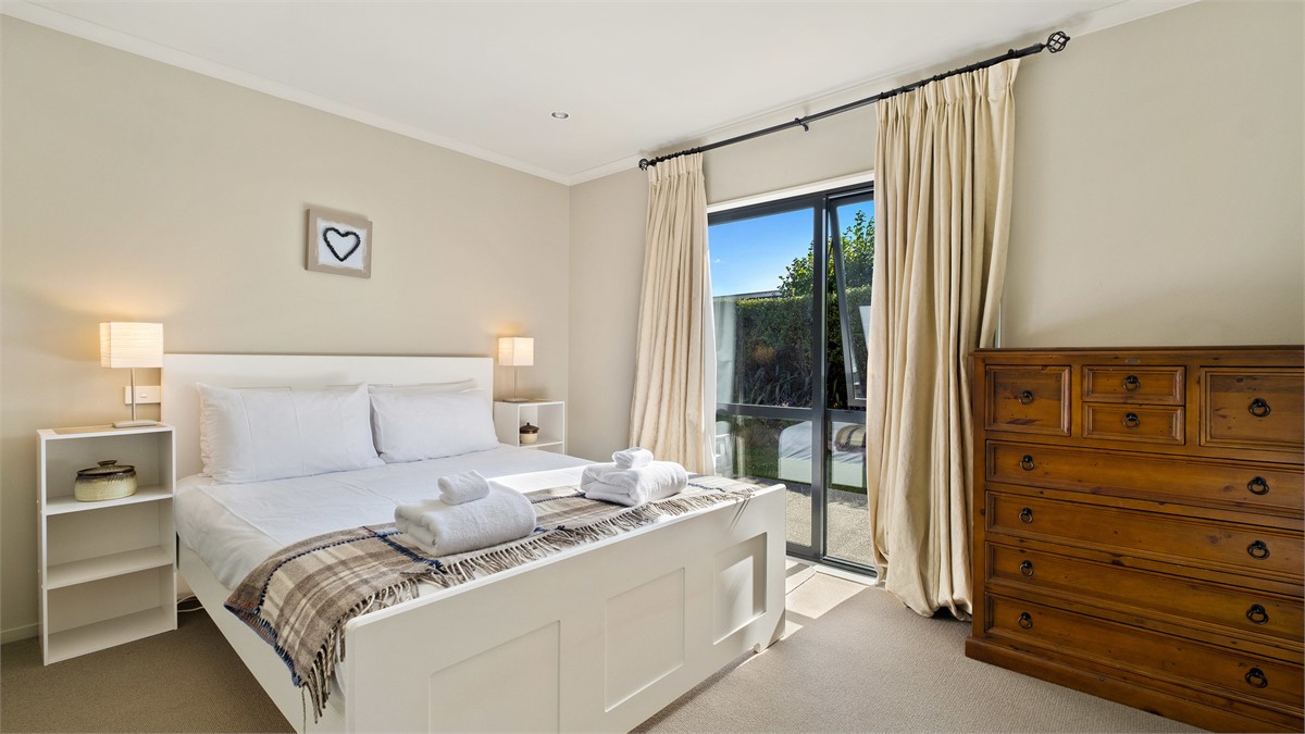 Bed room 1 Queen bed