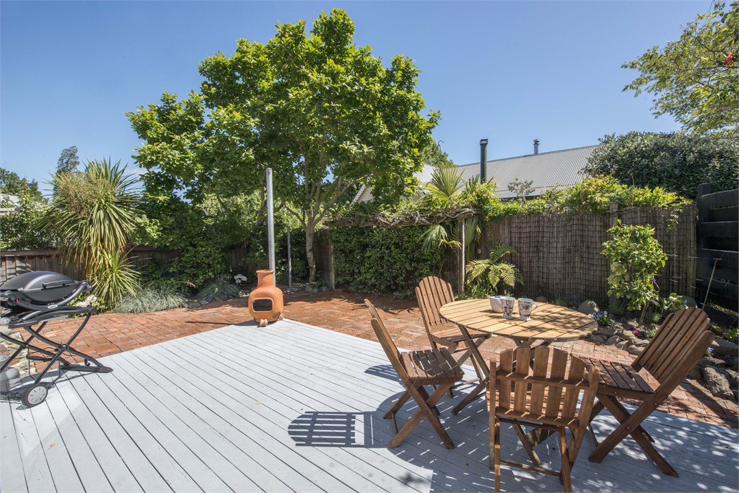 Outdoor dining & BBQ area