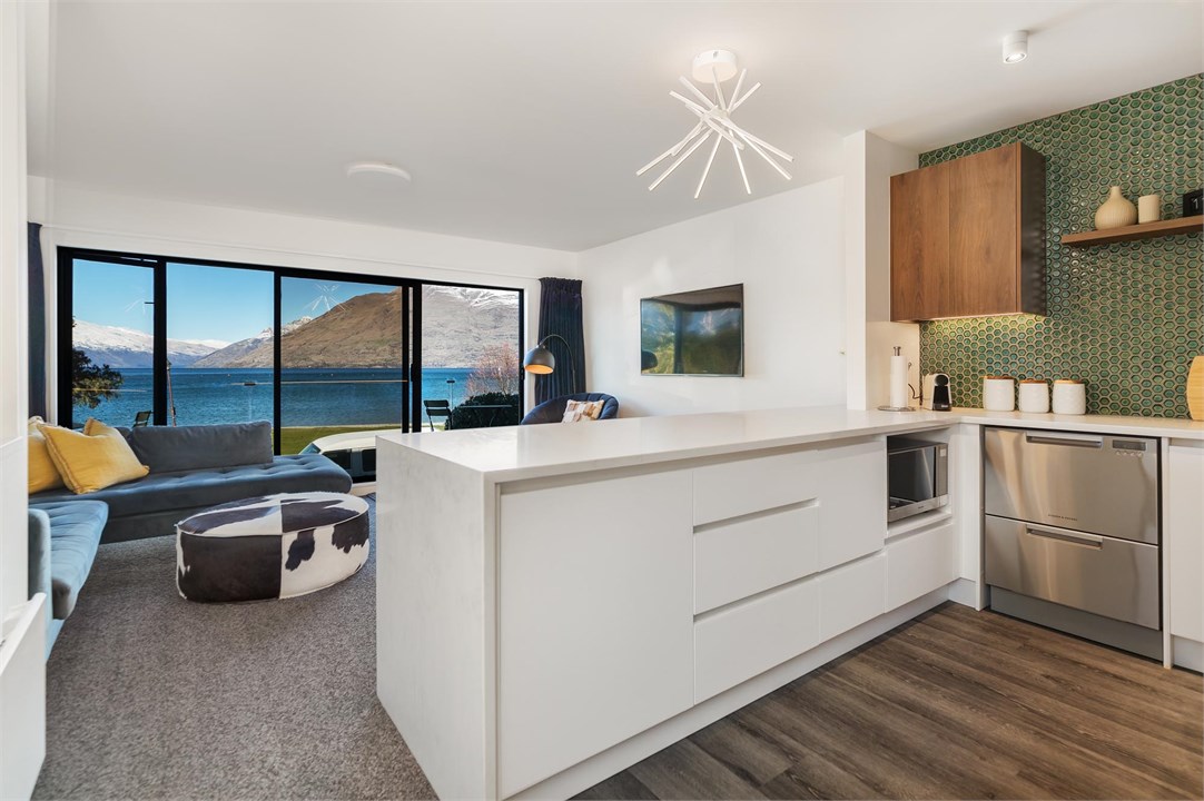 TAHUNA LAKEFRONT LUXURY AURA QUEENSTOWN HOLIDAY HO