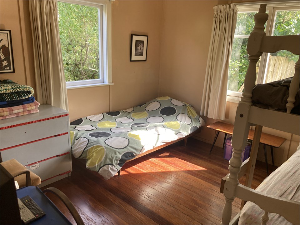 Kids room, lots of books and videos