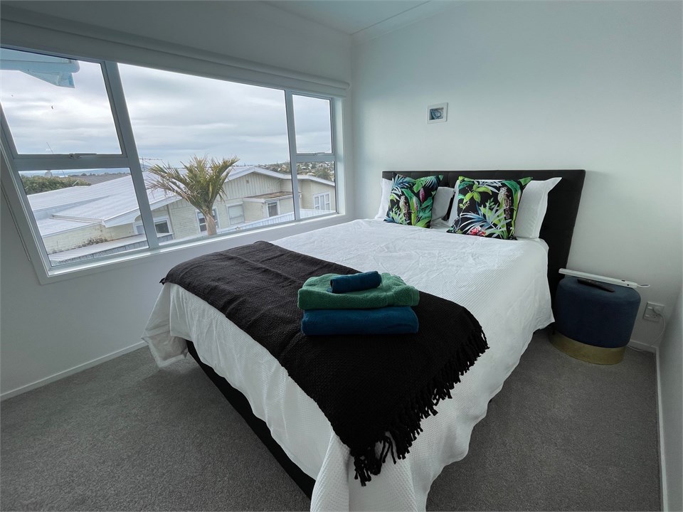 Queen bedroom Upstairs