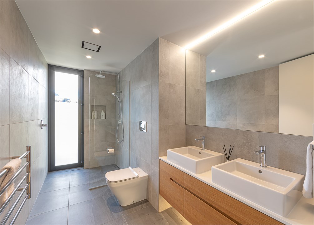 Family bathroom for Bedrooms 3 and 4