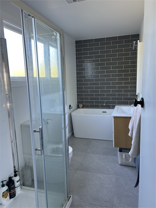 Main family bathroom (downstairs) - shower, bath, 