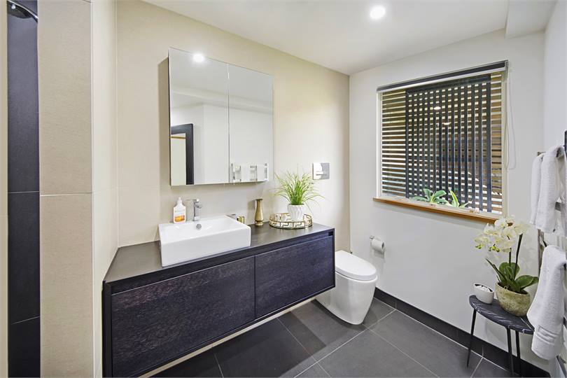 Main Bathroom with Shower, Toilet, Vanity & underf